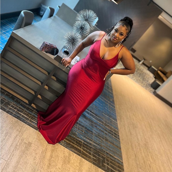 Burgundy Red Gown Fashionnova size large - Picture 4 of 10